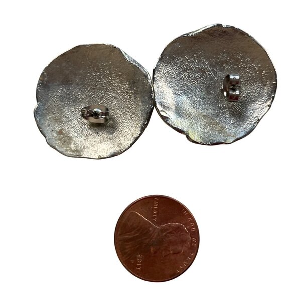 2 Pairs Of Vintage Metal Earrings Rippled Silver & Textured Silver Round Designs - Picture 6 of 9